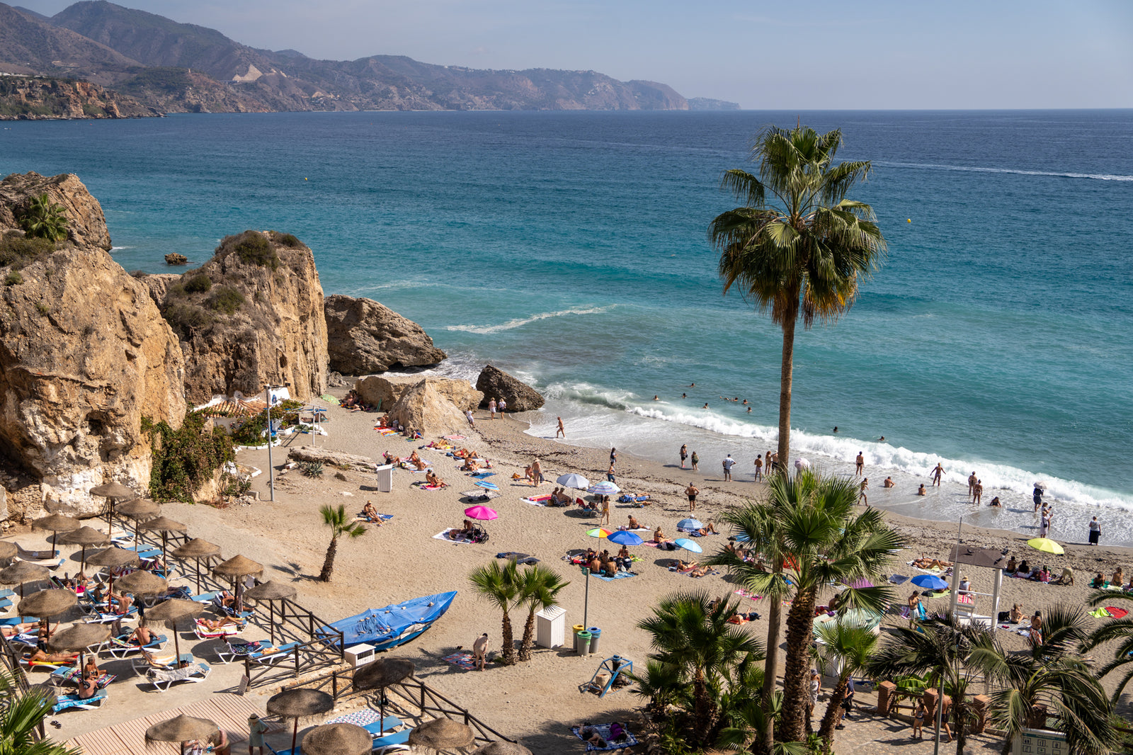 Nuestra privilegiada ubicación en la Costa del Sol te permite comenzar tu viaje de inmediato — sin largos traslados, sin tiempo perdido.  Aparca junto a la playa. Contempla el atardecer. Vive a tu propio ritmo.
