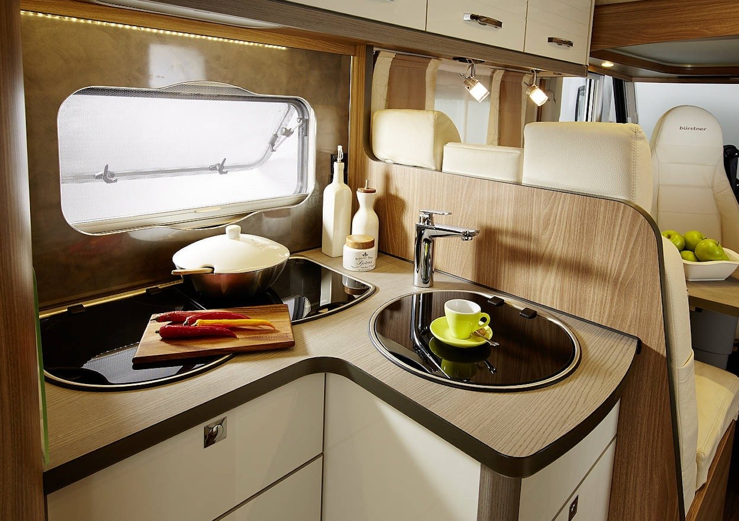 Diseñadas para el confort. Preparadas para la carretera.  Nuestras campervans son completamente nuevas, están totalmente equipadas y cuidadosamente diseñadas para ofrecerte la comodidad de una estancia boutique — dondequiera que decidas aparcar.